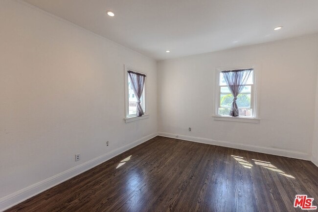 Building Photo - 1067 S Sycamore Ave