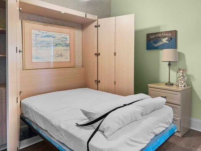 Building Photo - Amazing 3-Bed Condo with HUGE porch on the beach