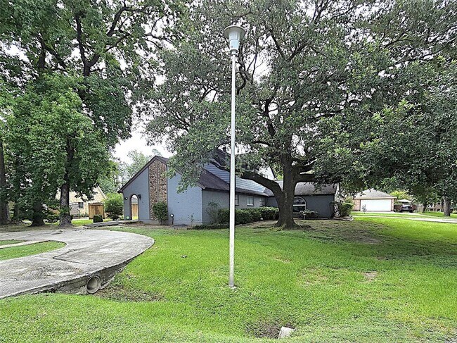 Building Photo - 560 Brandon Rd
