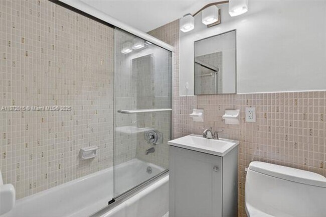 Building Photo - 537 Menendez Ave