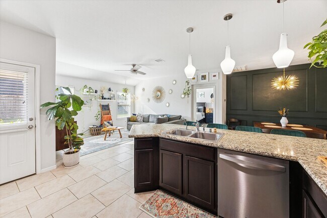 Building Photo - 3018 Village Creek Dr