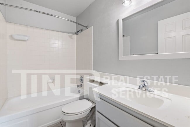 Building Photo - 511 Lyndhurst Ave