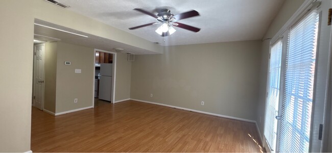 Building Photo - 422 Kirkcaldy Ct