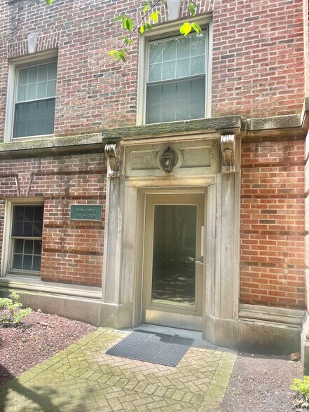 Building Photo - 837 E 52nd St