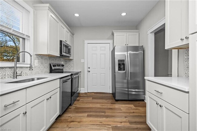 Building Photo - 229 Woodview Ave