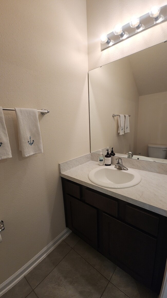 Building Photo - Beautiful Townhome in Waterford Lakes 2 Bedroom 2.5 baths and 1 Car Garage