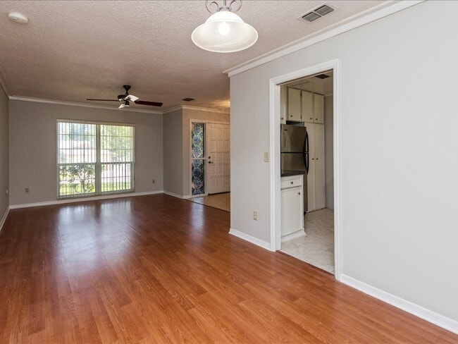 Building Photo - Single Family Pool Home Excellent Location