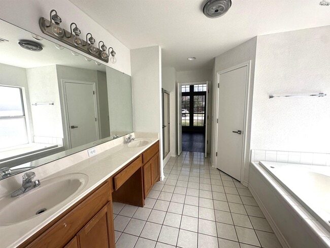 Building Photo - 5004 Bayberry Dr