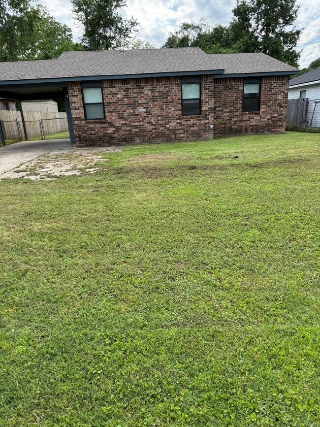 Building Photo - Three Bed/One BathHome/Freshly Painted/Fenced Yard