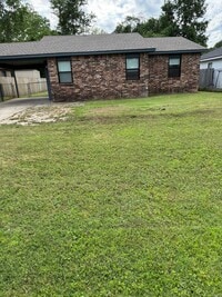 Building Photo - Three Bed/One BathHome/Freshly Painted/Fenced Yard