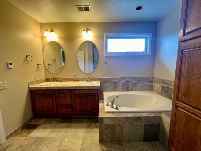 Building Photo - Spacious 4-Bed Retreat with Guest Suite & Fireplace