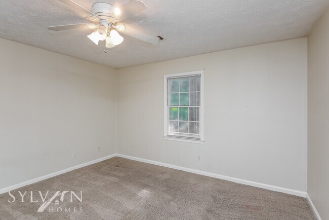 Building Photo - Enjoy one-level living in this 2 bedroom, ...