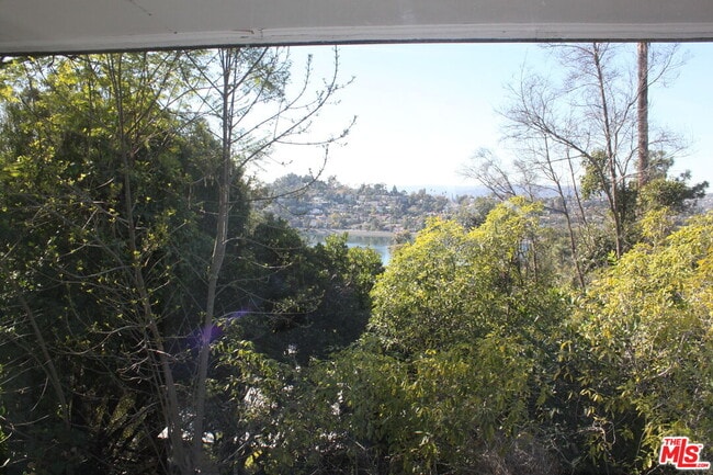 Building Photo - 2335 Silver Ridge Ave