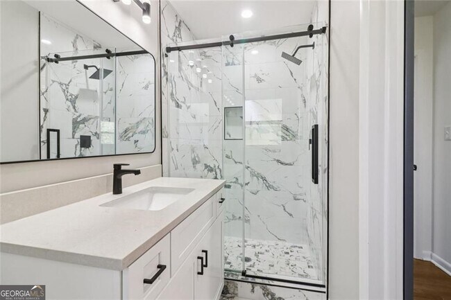 Building Photo - 2219 Lisa Dr SE