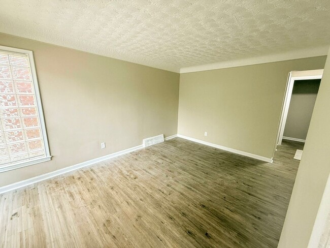 Building Photo - This beautifully updated 3-bedroom, 1-bath...