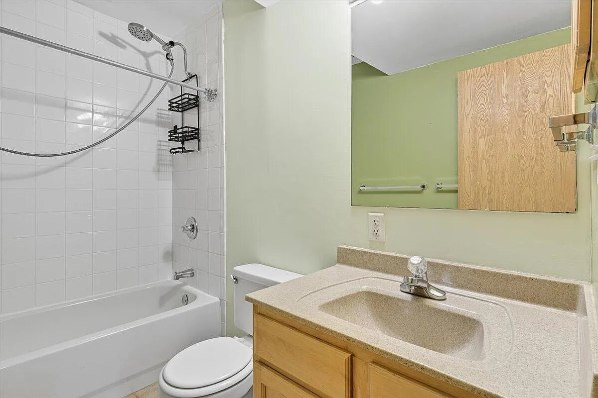 Building Photo - 435 Greenwood Ave