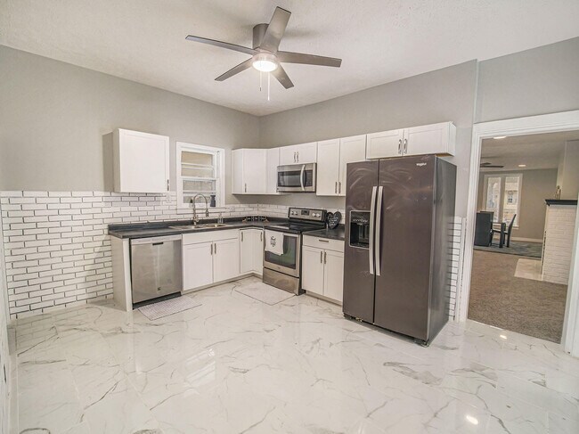 Building Photo - 606 N 8th St