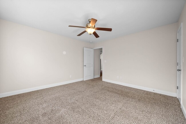 Building Photo - Pet Friendly Three Bedroom with Bonus!