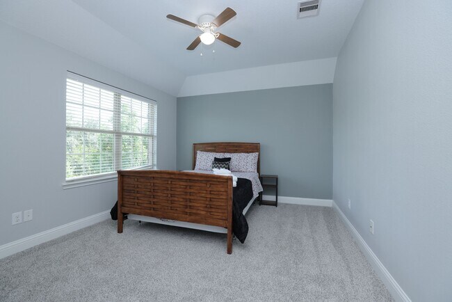 Building Photo - 19 Canterborough Pl