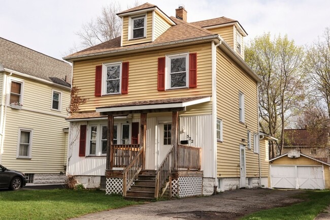 Building Photo - GREAT SINGLE FAMILY HOUSE . WAITING FOR YOU TO CALL HOME !!