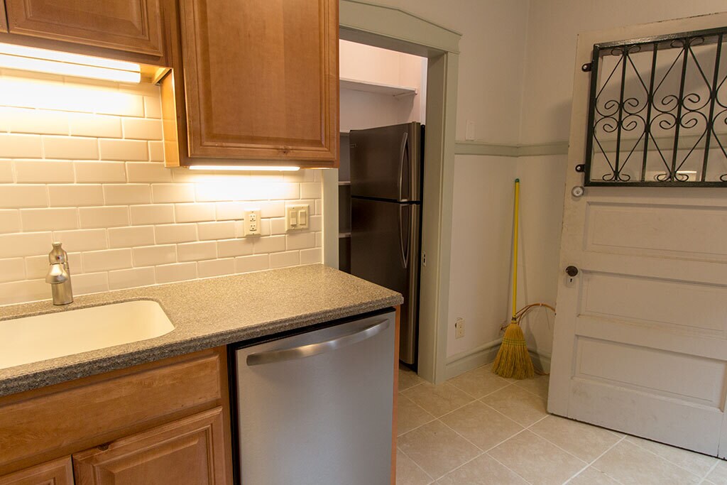 Building Photo - 1355 W Winona St
