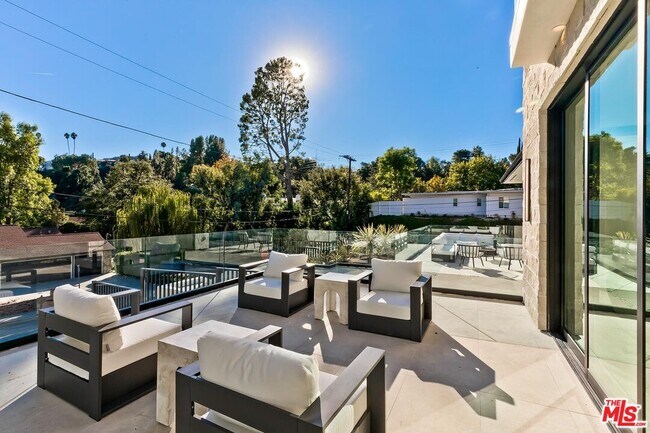 Building Photo - 16879 Mooncrest Dr