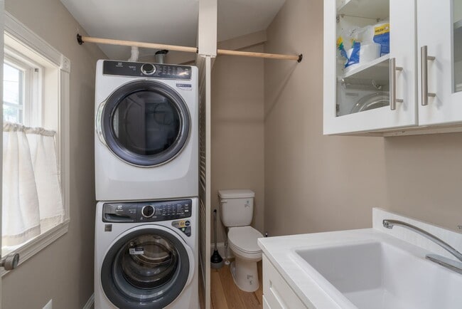 Building Photo - 3-Bedroom, 1.5 Bathroom Townhouse in Heart of Hampden