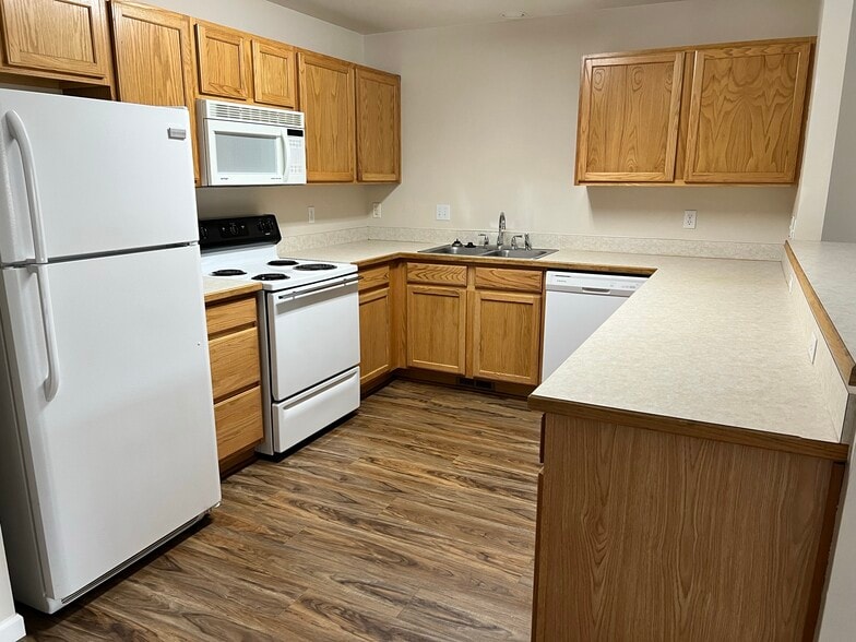 Building Photo - 5555 Glenridge Way