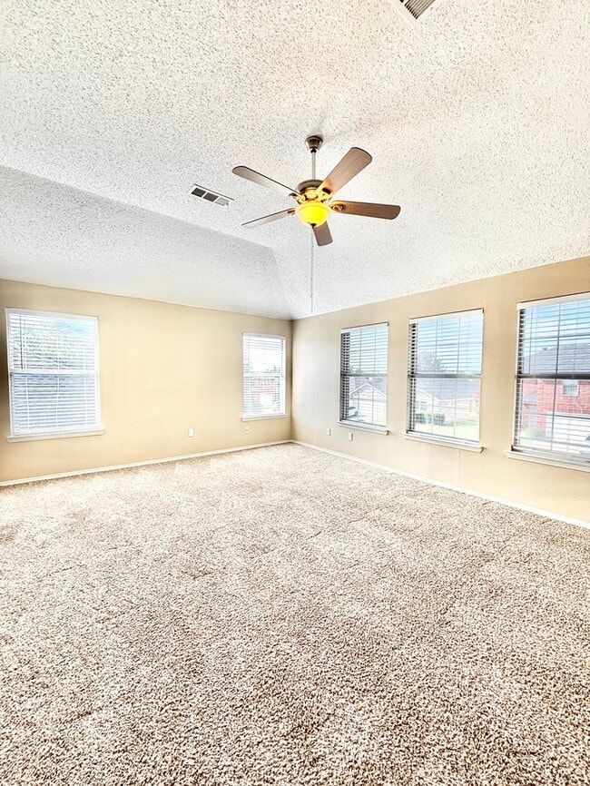 Building Photo - 319 Tioga Dr