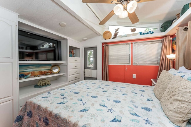 Building Photo - 793 E Oyster Dr