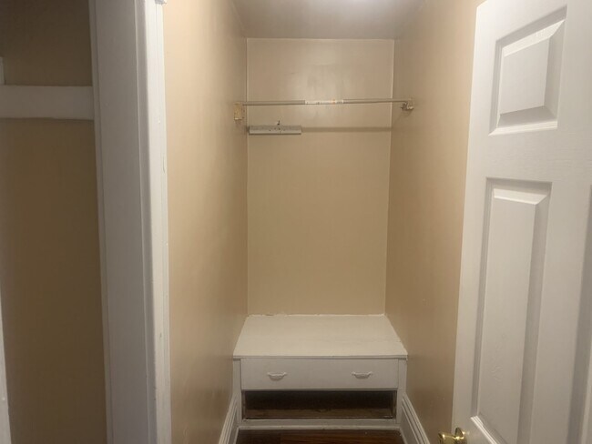 Building Photo - 2 Bedroom Upper Close to Downtown!