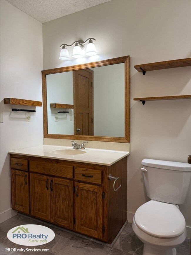 Building Photo - 3 Bedroom Home in Shoreview