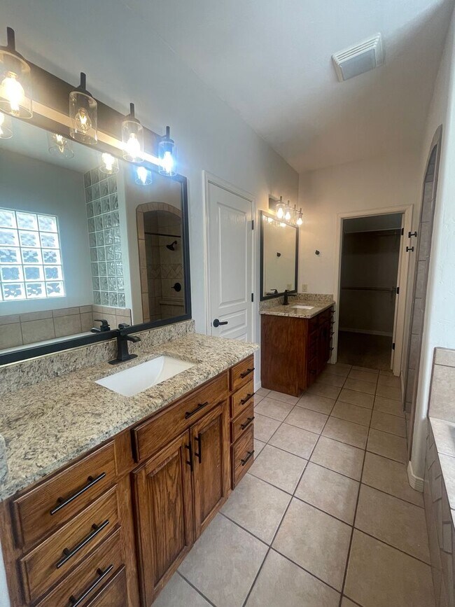 Building Photo - Gorgeous 4 bedroom/3 bathroom home located...
