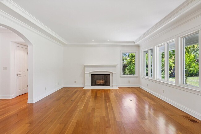 Building Photo - Beautiful, Old-World-style Home in the Heart of Central Menlo Park