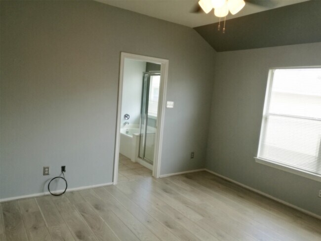 Building Photo - 16623 Newglen Ln