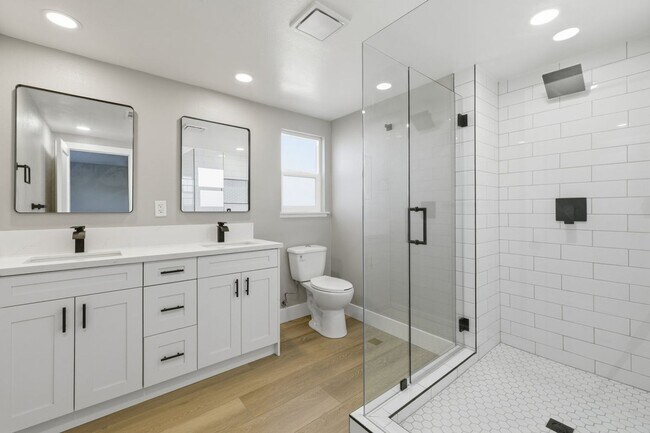 Building Photo - Donner