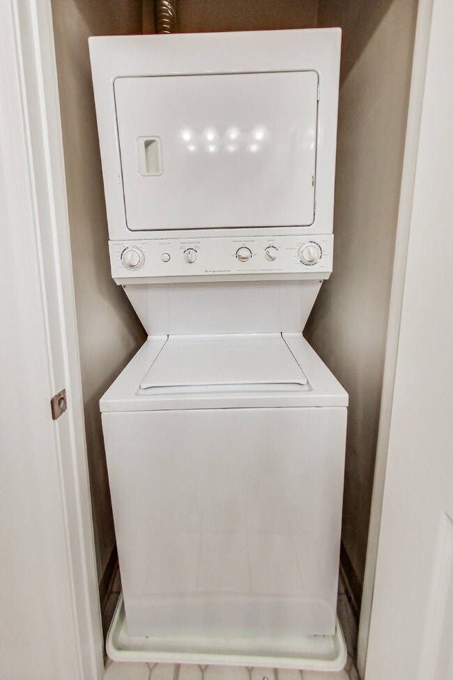 Building Photo - Sunny top-floor studio!