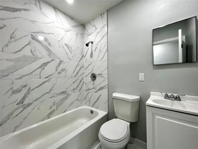 Building Photo - 2 bedroom in Hallandale FL 33009