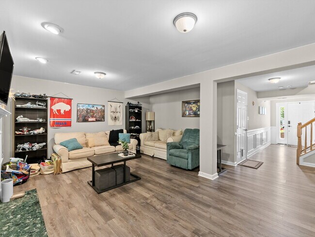 Building Photo - Elegant Colonial Townhome Living in Histor...