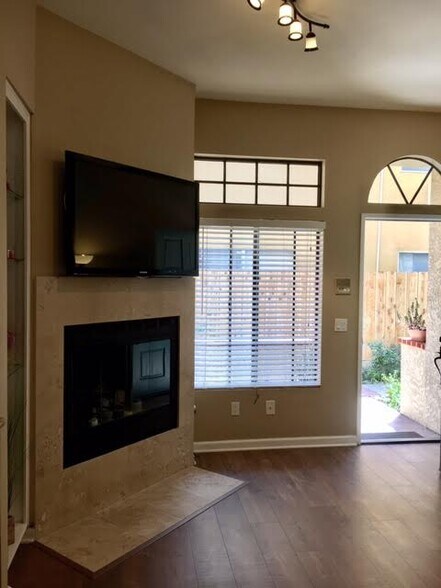Working fireplace - 4641 Campus Ave
