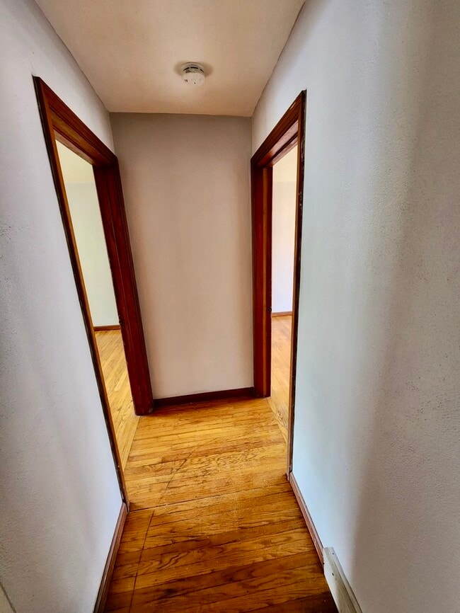 Building Photo - Beautiful brick 2 bedroom