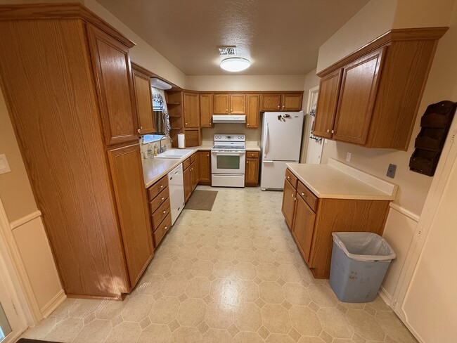 Kitchen - 3009 N Woodcrest Dr