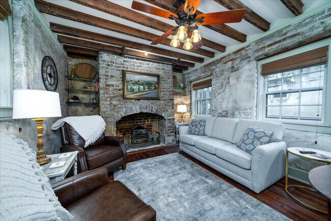 Building Photo - Downtown Cottage- Fully Furnished