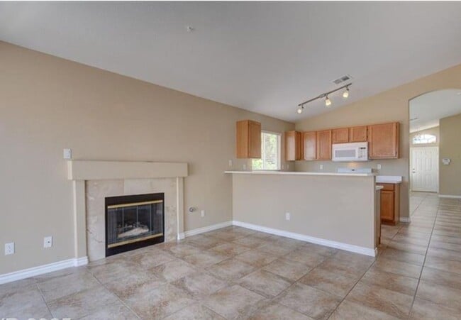 Building Photo - Single Story Gem!