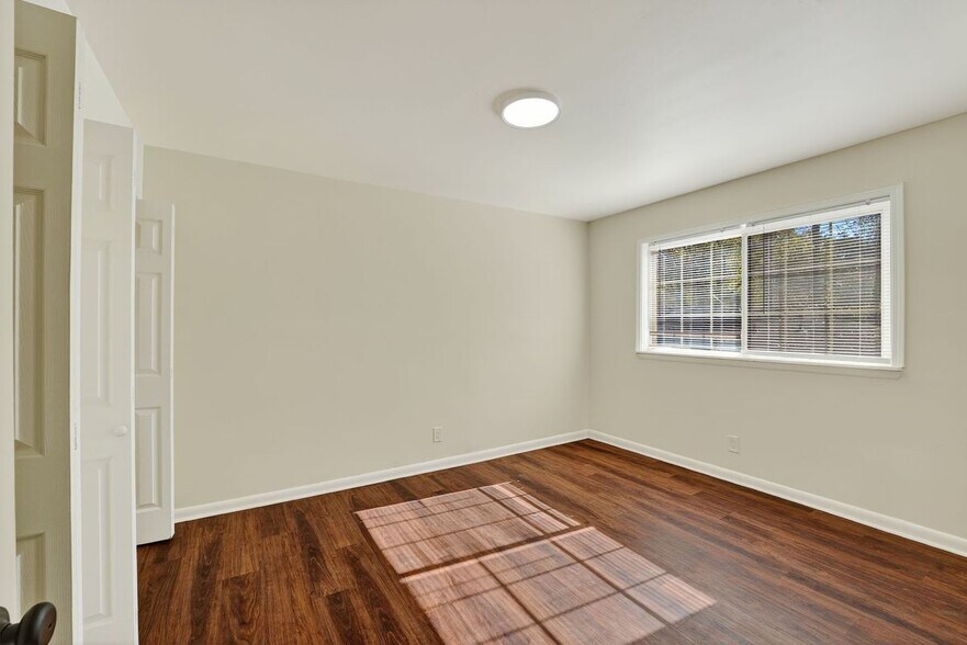 Building Photo - 2516 Peachwood Cir NE