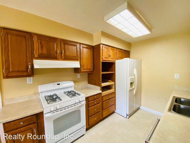 Building Photo - 2 br, 2.5 bath House - 9152 Locust St