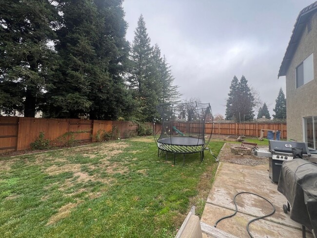 Building Photo - Wonderful 4 Bedroom Home Near Parks With Shopping Nearby!