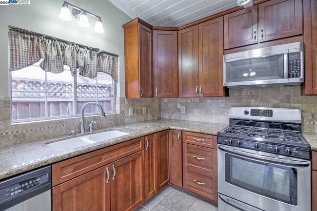 Building Photo - 623 Pineview Dr