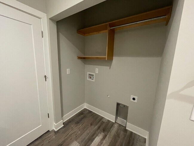 Building Photo - 16283/85 Ike Ct