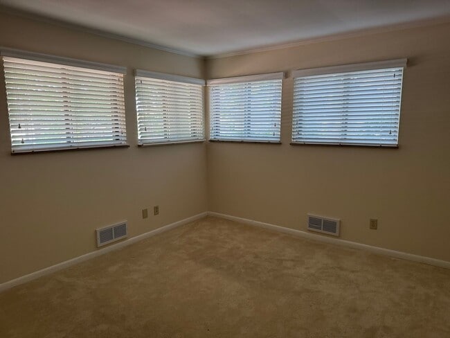 Building Photo - 3 Bedroom Ranch Home - Upper Arlington, OH